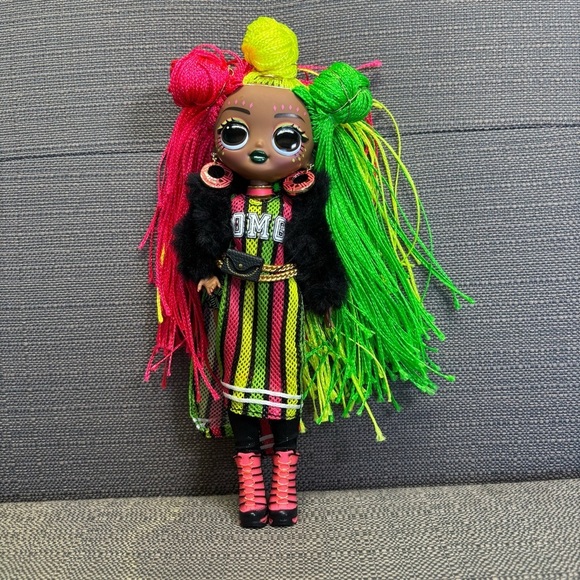 2019 LOL OMG Surprise Sways Outrageous Queen Doll Multi-Color Hair - Picture 1 of 4